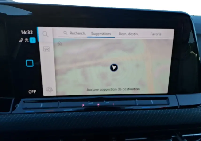 Écran tactile central du tableau de bord de la Volkswagen Golf blanche, affichant le menu de navigation.