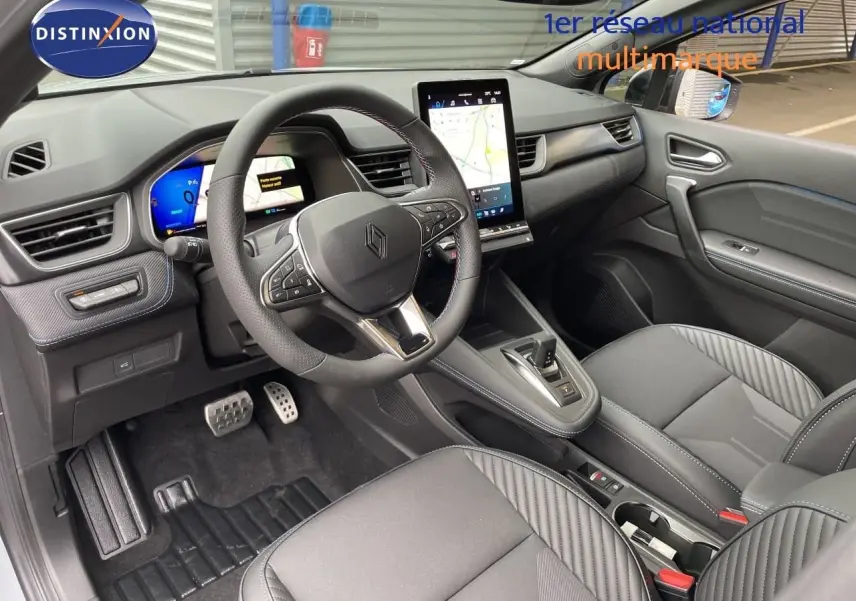 Vue intérieure côté conducteur du Renault Symbioz gris Rafale Métal 2026, avec tableau de bord numérique et écran tactile vertical.
