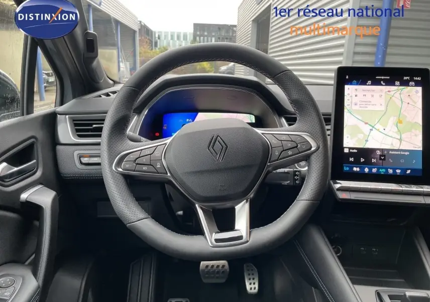 Vue intérieure centrée sur le volant Renault Symbioz gris avec écran tactile vertical et tableau de bord numérique.