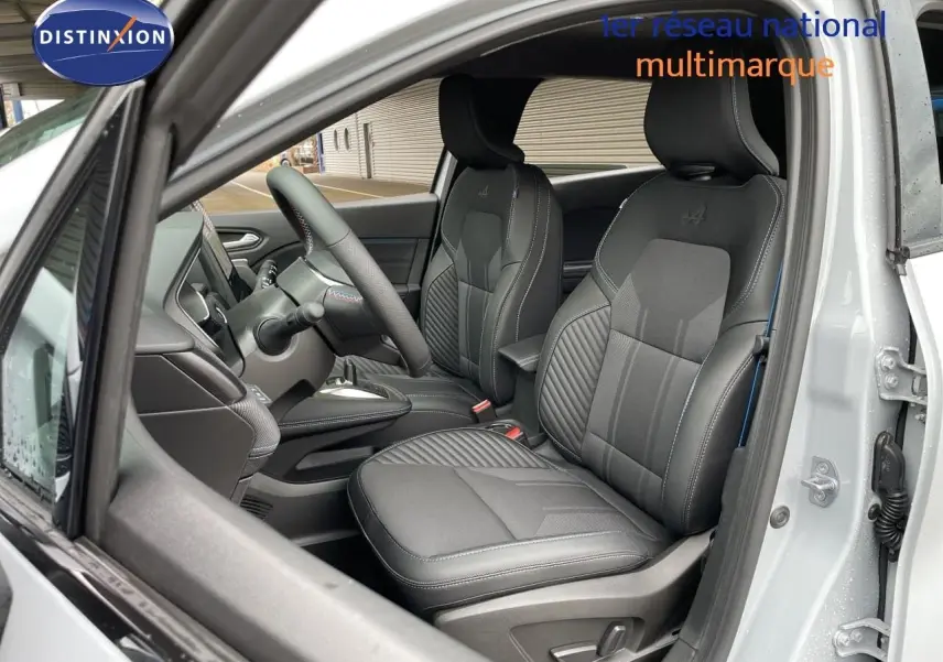Vue intérieure côté conducteur de la Renault Symbioz gris Rafale, sièges en tissu et cuir avec logo Alpine brodé.