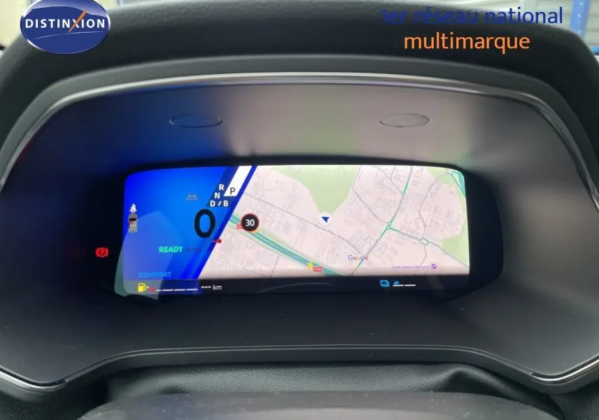 Tableau de bord numérique du Renault Symbioz 2026 affichant la navigation et l'indicateur de vitesse à 0 km/h.