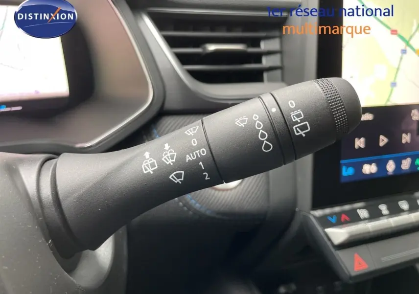 Gros plan sur la commande des essuie-glaces dans l’habitacle du Renault Symbioz gris Rafale Métal, avec écran tactile en arrière-plan.