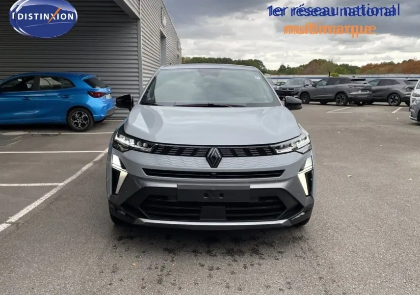 Vue frontale d'une Renault Symbioz gris rafale métal avec éclairage LED distinctif allumé.