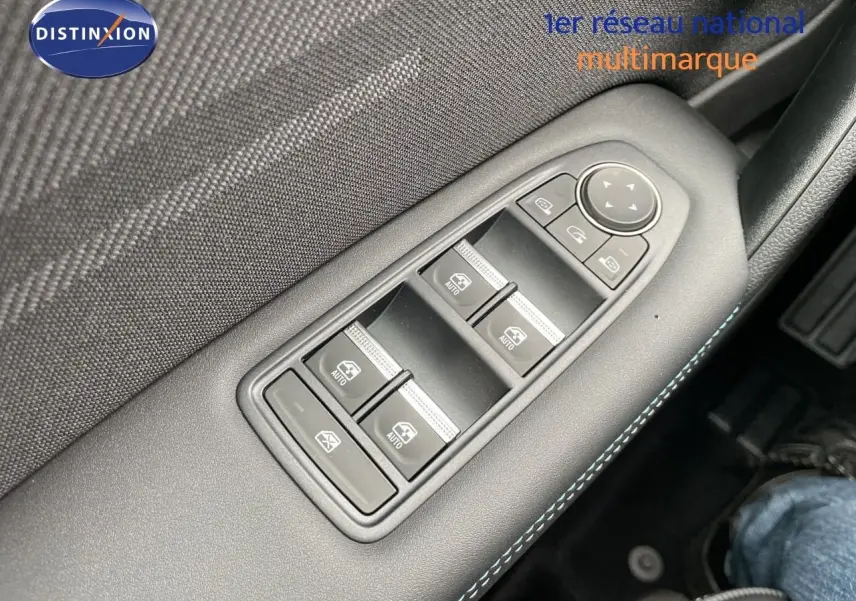Détail des commandes de lève-vitres et rétroviseurs sur la porte côté gauche d’un Renault Symbioz gris Rafale Métal.