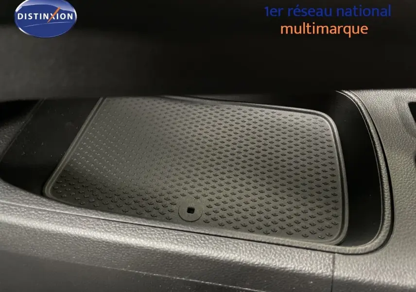 Gros plan sur le tapis de rangement noir texturé dans l'habitacle d'une Renault Symbioz gris Rafale Métal.