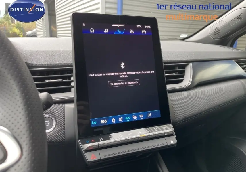 Vue intérieure centrée sur l'écran tactile vertical du tableau de bord du Renault Symbioz gris Rafale Metal, avec détails modernes et finition soignée.