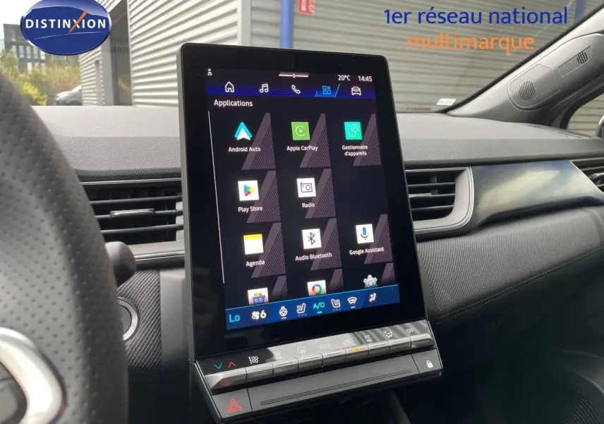 Vue intérieure centrée sur l'écran tactile vertical du tableau de bord du Renault Symbioz gris Rafale Metal.