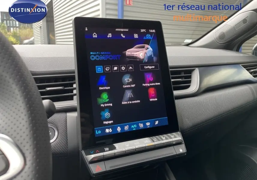Vue intérieure du tableau de bord de la Renault Symbioz 2026 avec écran tactile central vertical et finitions noires.