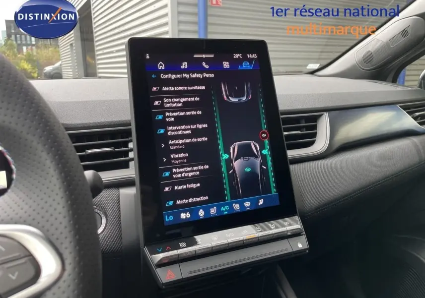 Vue intérieure centrée sur l'écran tactile du tableau de bord du Renault Symbioz gris Rafale Metal, affichant les aides à la conduite.