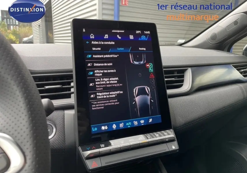 Vue intérieure centrée sur l'écran tactile vertical du tableau de bord du Renault Symbioz gris Rafale Métal, avec détails des aides à la conduite.