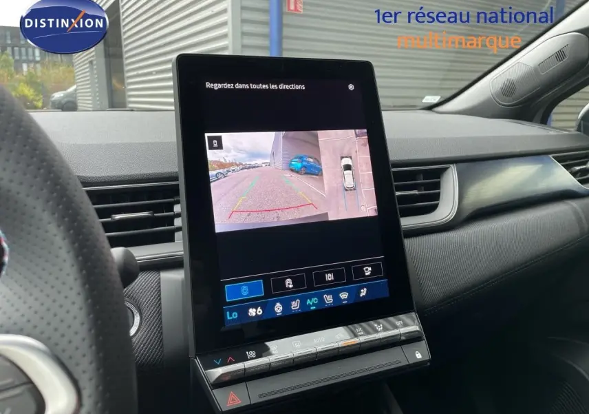 Vue intérieure centrée sur l'écran tactile affichant la caméra 360, volant partiel et tableau de bord gris foncé.