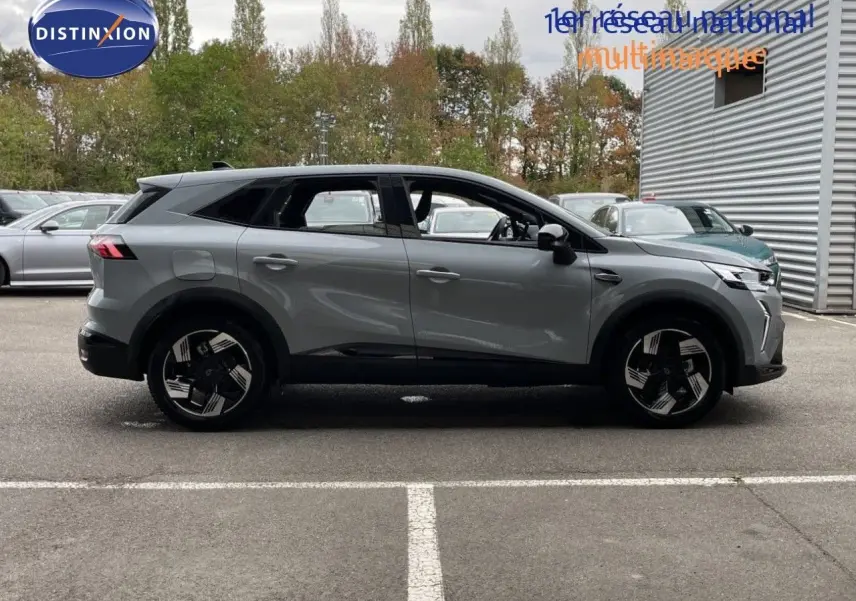 Profil droit du Renault Symbioz gris rafale métal 2026, SUV hybride avec jantes noires et détails modernes.