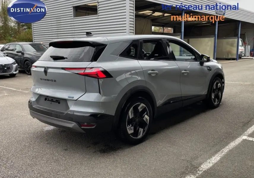 Renault Symbioz gris Rafale métal vu 3/4 arrière droit, avec feux arrière LED et jantes noires bicolores.