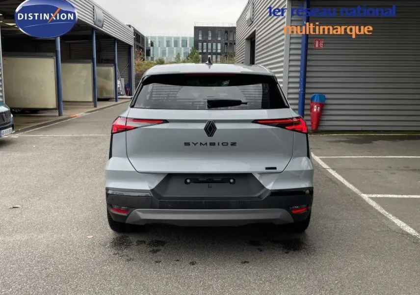 Vue arrière du Renault Symbioz gris Rafale Métal avec feux LED fins et plaque d'immatriculation Zero KM visible.