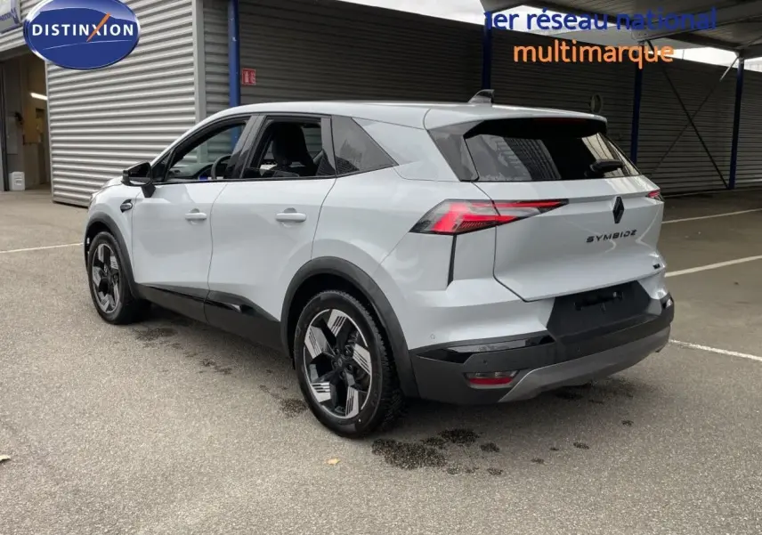 Vue 3/4 arrière droite du Renault Symbioz gris Rafale métal avec feux LED et jantes distinctives.