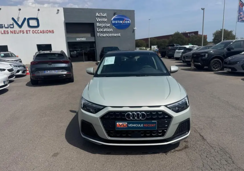 Vue avant d'une Audi A1 Sportback gris clair 2025 avec calandre noire et logo Audi visible en concession.