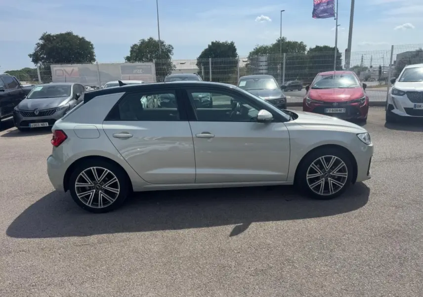 Audi A1 Sportback gris vue de profil côté gauche, avec jantes alliage et toit noir contrastant.