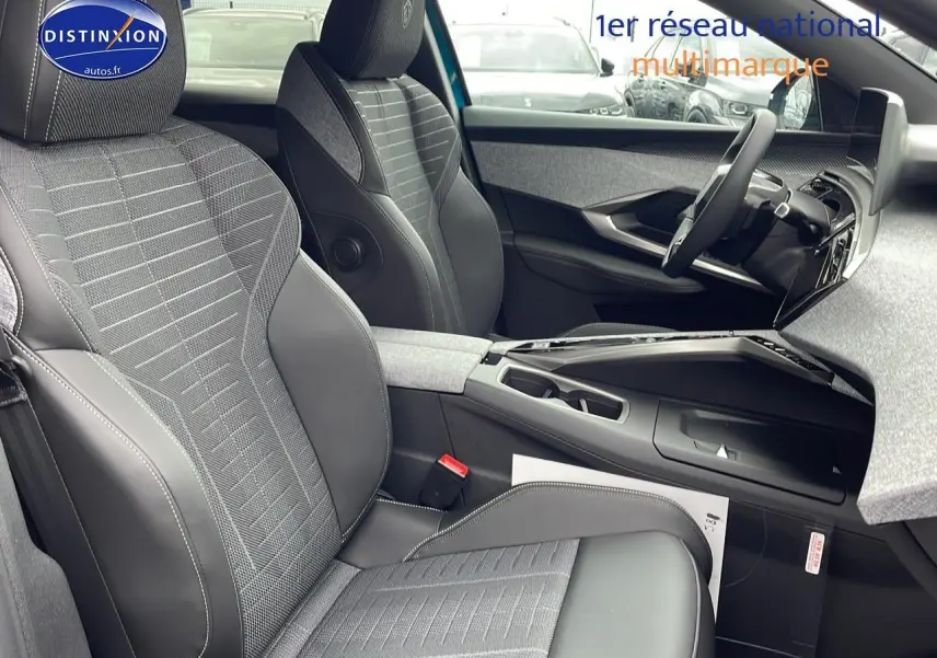 Intérieur avant du Peugeot 3008 Hybrid 145 gt e-dcs6 avec sièges tissu gris et cuir noir, console centrale et volant multifonction.