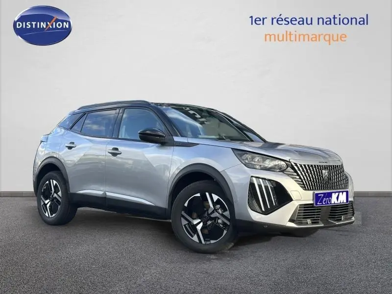 Peugeot 2008 bleu en 3/4 avant droit, avec calandre distinctive et jantes alliage modernes.