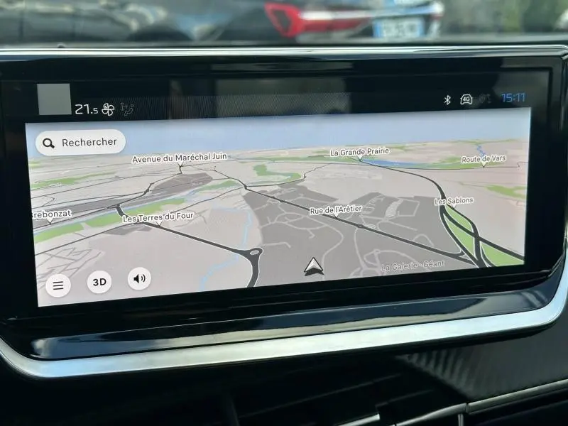 Écran tactile de navigation du Peugeot 2008 Hybrid 145ch GT, affichant une carte routière en intérieur noir.
