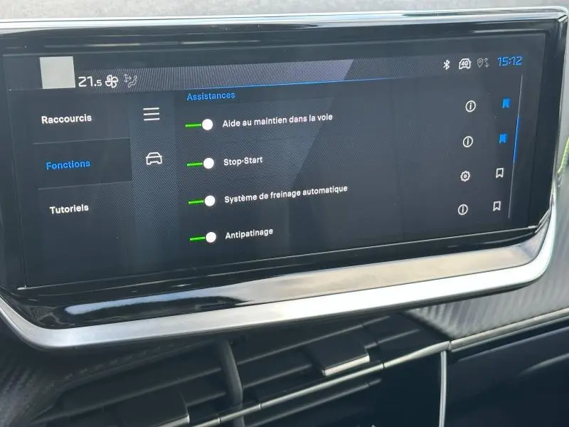 Écran tactile central du Peugeot 2008 Hybrid 145ch GT affichant les assistances à la conduite, intérieur noir.
