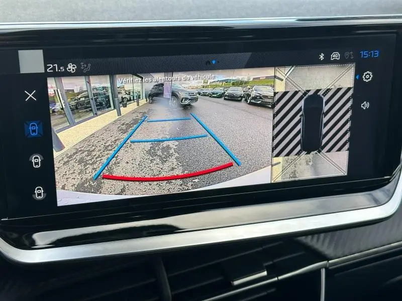 Écran tactile du Peugeot 2008 Hybrid montrant la caméra de recul et l'affichage 360° du stationnement.