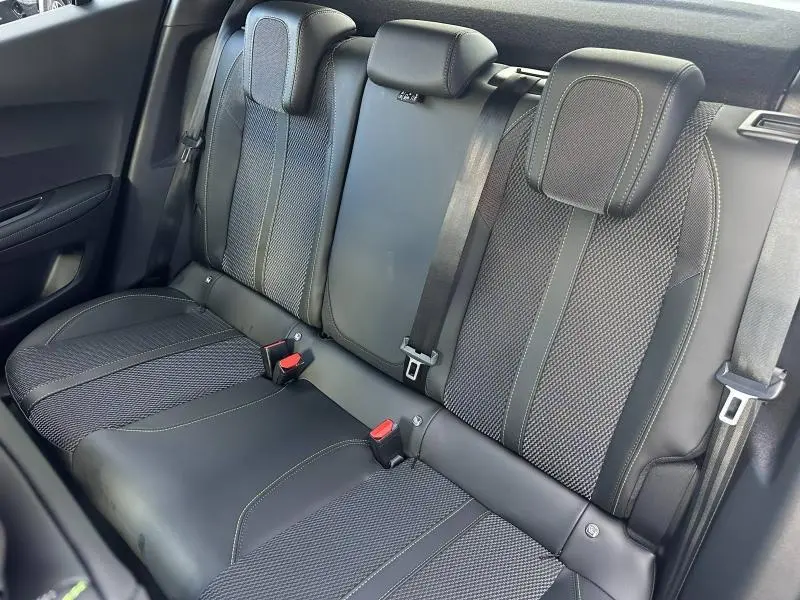 Vue rapprochée de la banquette arrière en tissu et cuir noir du Peugeot 2008 Hybrid 145ch GT 2025.