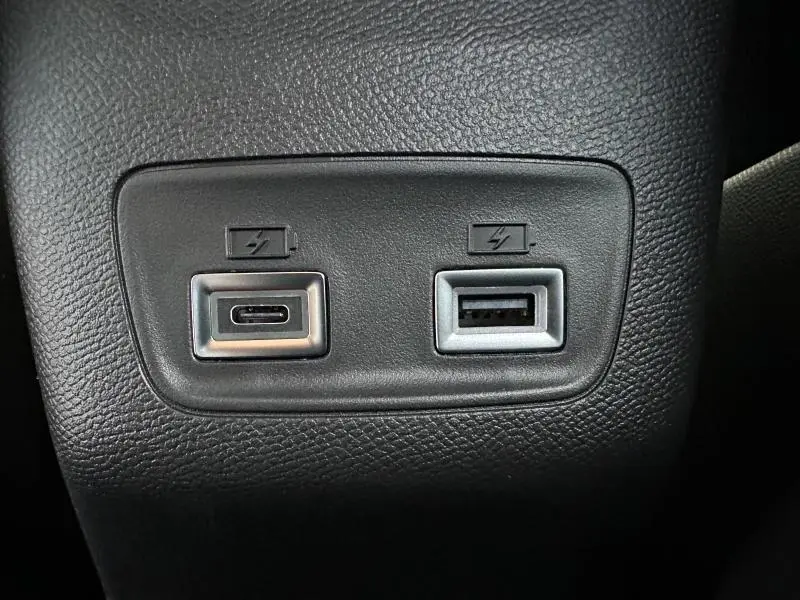 Gros plan sur les deux ports USB de recharge dans l'habitacle noir du Peugeot 2008 Hybrid 145ch GT 2025.