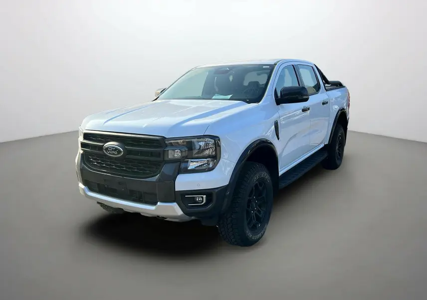 Ford Ranger blanc glacier en 3/4 avant droit avec arceaux noirs et marchepieds visibles.