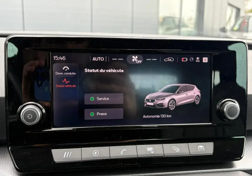 Écran tactile central du tableau de bord du SEAT Leon 2024 affichant le statut véhicule et autonomie.