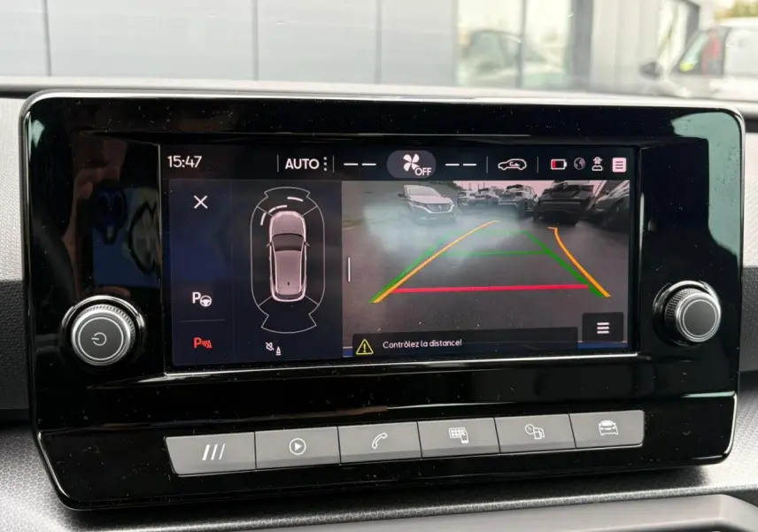 Écran tactile central affichant la caméra de recul et les capteurs de stationnement du SEAT Leon 2024.