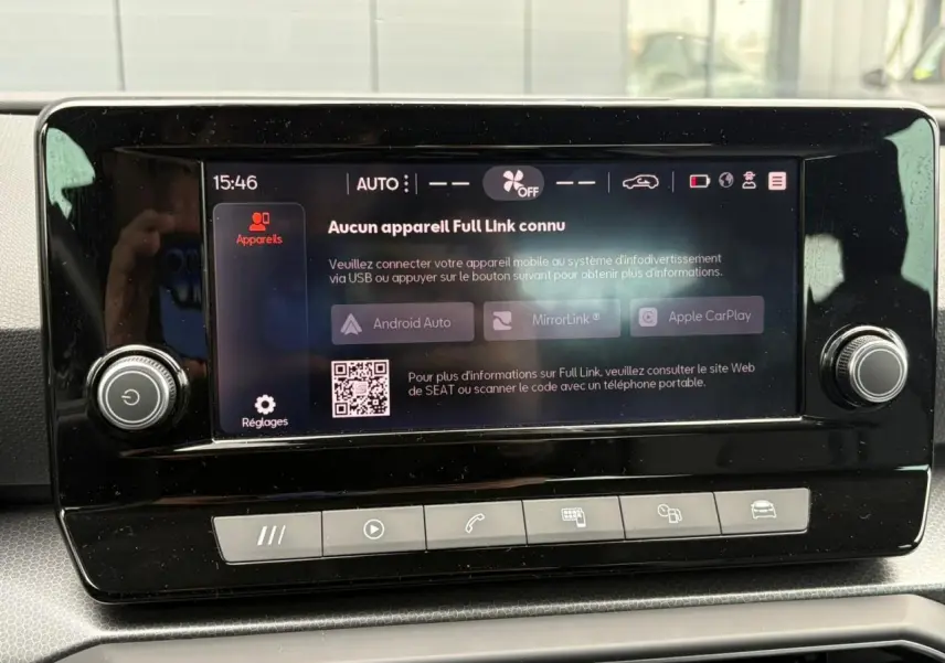 Écran central tactile du SEAT Leon 2024 affichant les options Full Link avec Apple CarPlay et Android Auto.