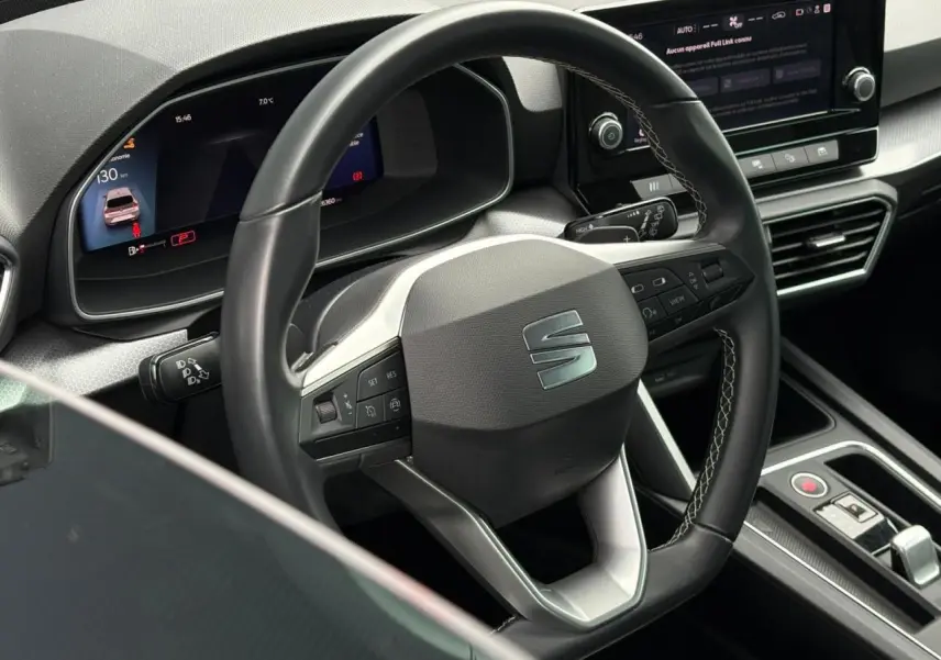 Vue intérieure centrée sur le volant cuir multifonction et le combiné digital du SEAT Leon 2.0 TDI 2024.