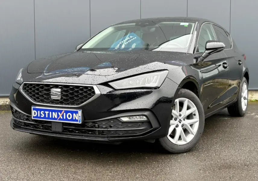 SEAT Leon 2024 noir Minuit vue 3/4 avant gauche, jantes alliage argent et calandre hexagonale distinctive.