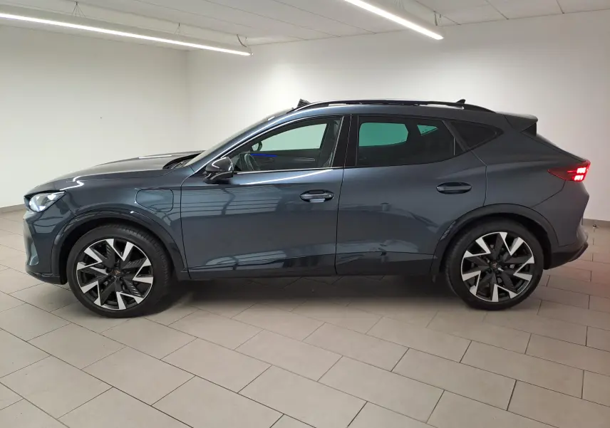 Vue de profil côté gauche d'une CUPRA Formentor gris magnétique avec jantes alliage 19'' et toit ouvrant panoramique.