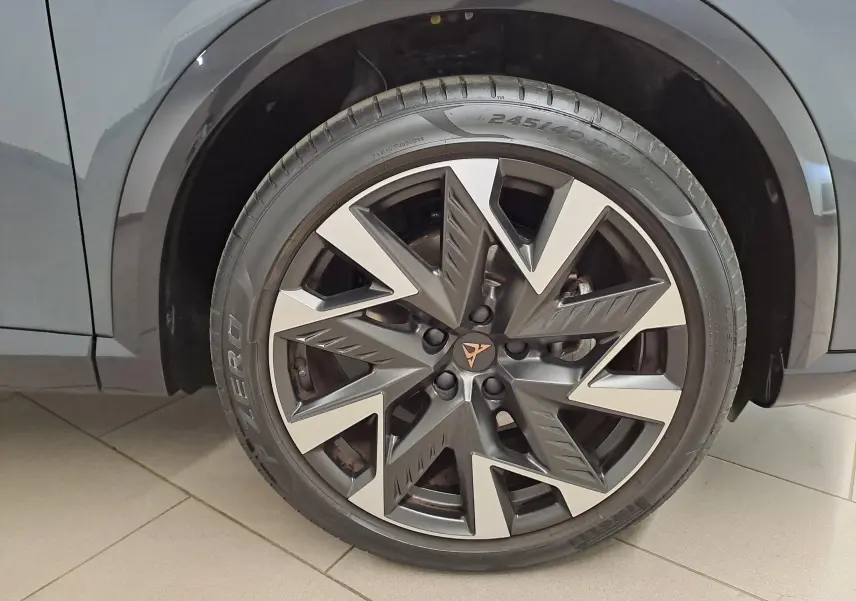 Gros plan sur la jante 19'' Sandstorm bicolore du CUPRA Formentor gris magnétique, avec logo CUPRA central cuivré.