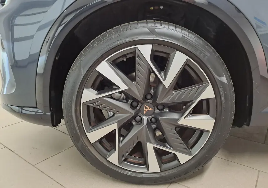 Gros plan sur la jante alliage 19'' Sandstorm du côté avant droit du CUPRA Formentor gris magnétique.