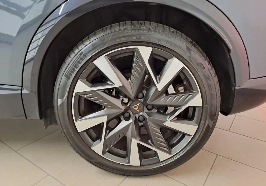 Gros plan sur la jante alliage 19'' Sandstorm du côté arrière droit du CUPRA Formentor gris magnétique.