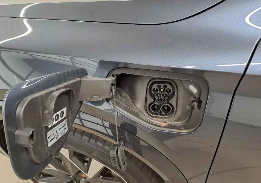 Détail de la trappe de recharge côté gauche du CUPRA Formentor gris magnétique avec jante alliage 19 pouces visible.