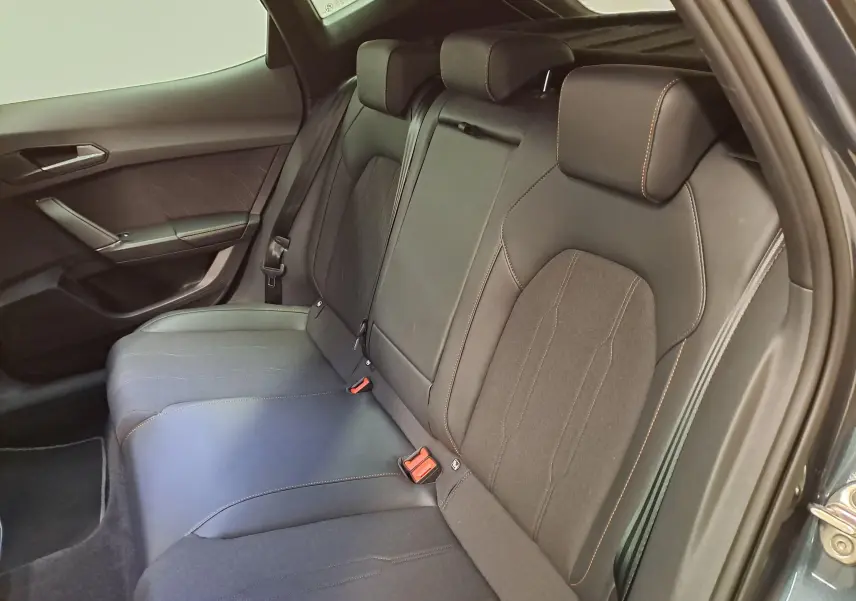 Vue intérieure du siège arrière droit du CUPRA Formentor 1.4 EHybrid 2025 avec sellerie noire et surpiqûres cuivrées.