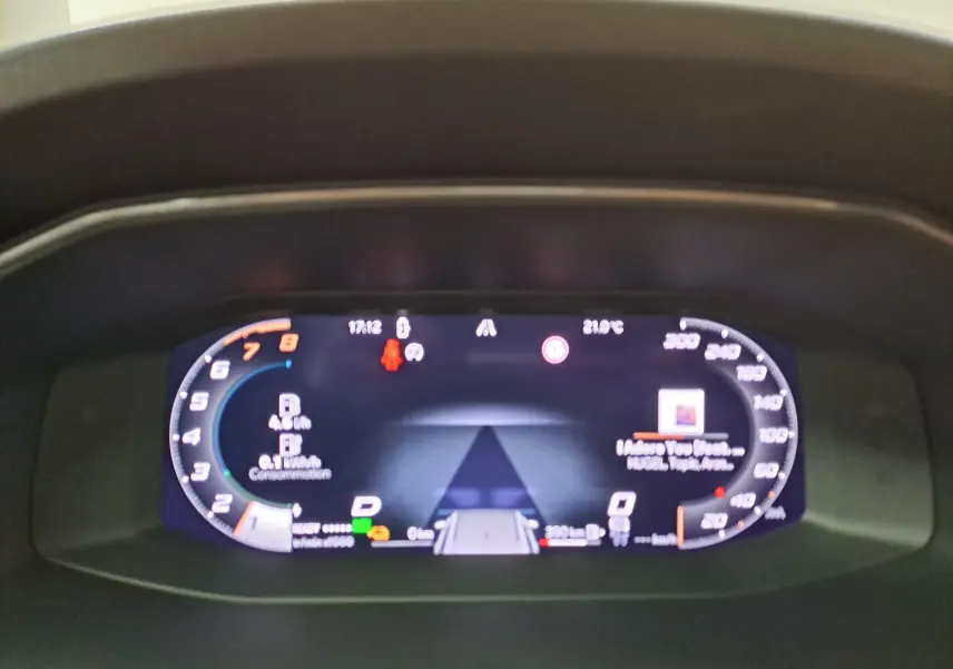 Affichage numérique du tableau de bord du CUPRA Formentor 1.4 EHybrid, montrant la consommation et la vitesse.