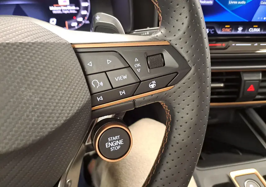 Gros plan sur le volant cuir perforé avec commandes et bouton start/stop du CUPRA Formentor gris magnétique 2025.