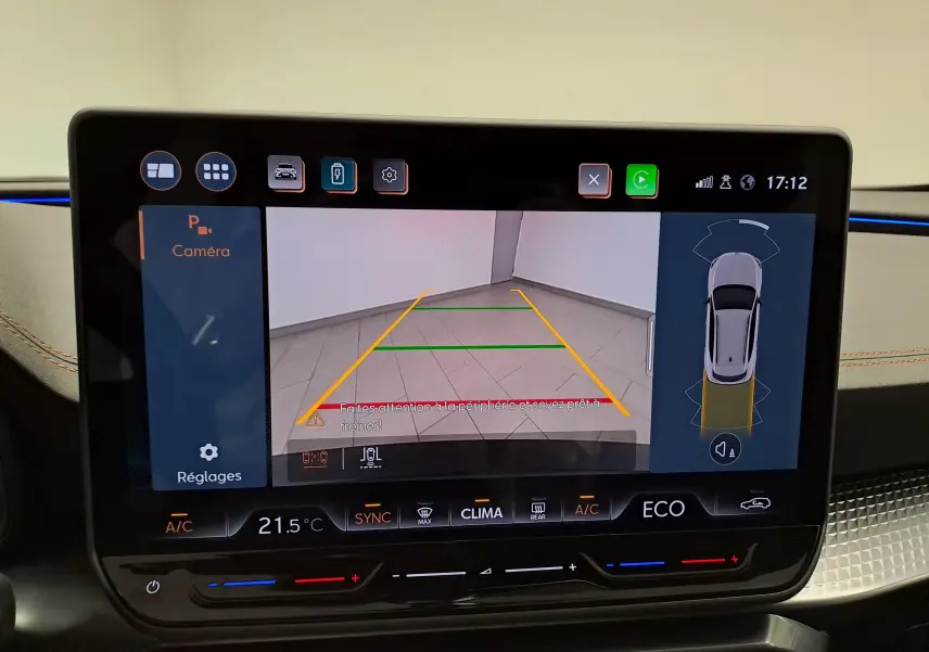 Écran tactile intérieur affichant la caméra de recul et l’aide au stationnement du CUPRA Formentor gris magnétique.