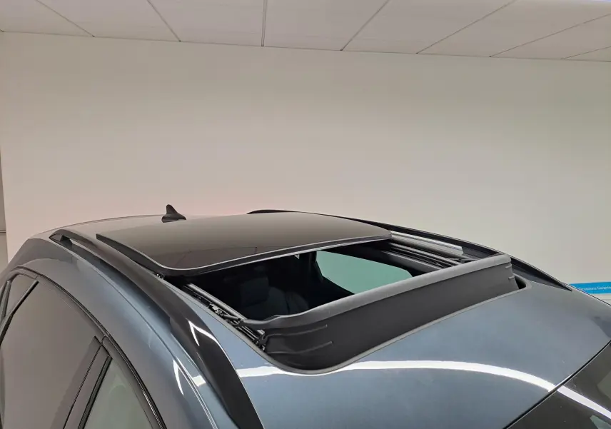 Toit ouvrant panoramique ouvert sur le dessus d'un CUPRA Formentor gris magnétique, vue partielle côté gauche arrière.