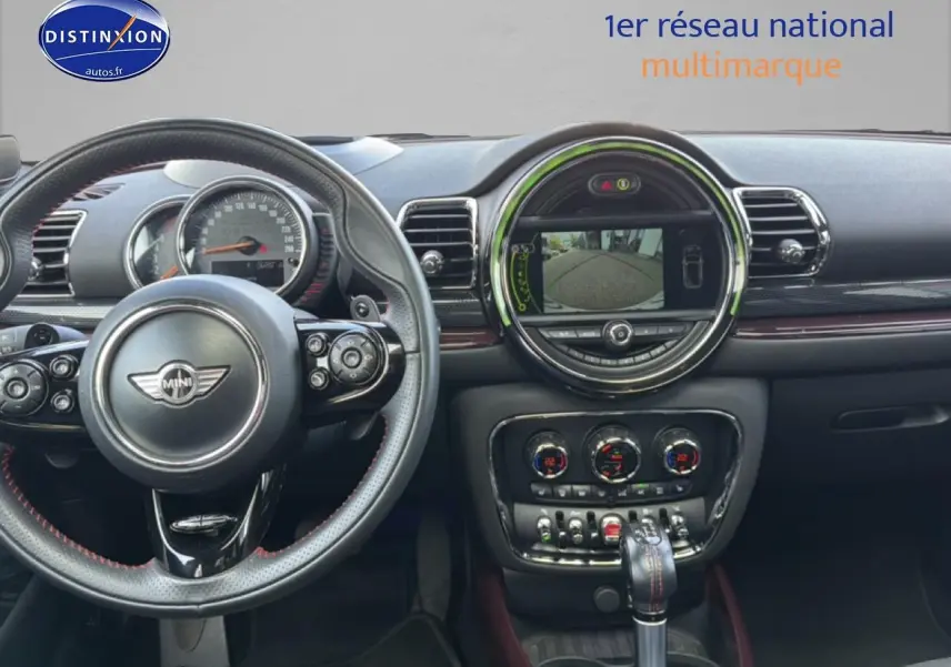 Vue intérieure du tableau de bord de la MINI Clubman bordeaux, avec écran central affichant la caméra de recul.