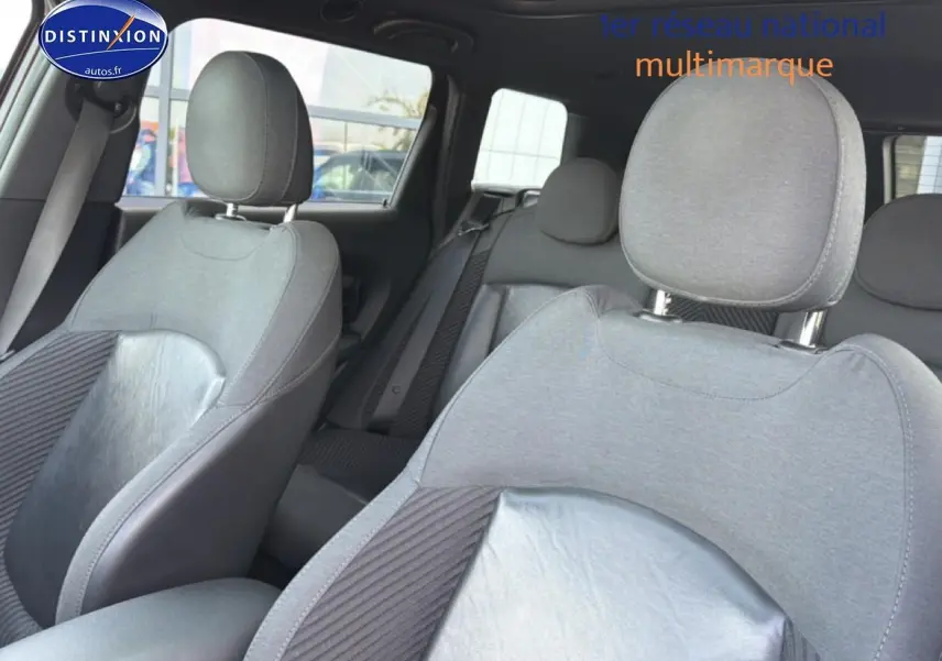 Vue intérieure rapprochée des sièges avant en tissu gris et cuir du MINI Clubman bordeaux 2016.