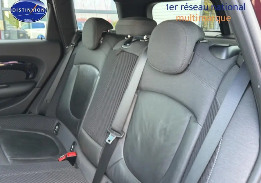 Vue intérieure sur la banquette arrière en tissu et cuir noir de la MINI Clubman F54 bordeaux.