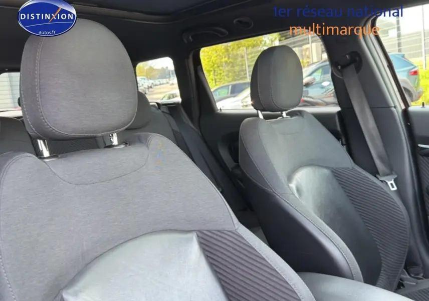 Vue intérieure rapprochée des sièges avant en tissu gris et cuir noir du MINI Clubman bordeaux 2016.
