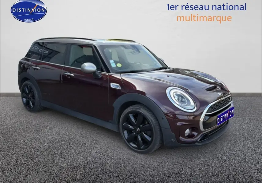 Vue 3/4 avant droit d'une MINI Clubman Cooper SD bordeaux avec jantes noires et toit panoramique en verre.