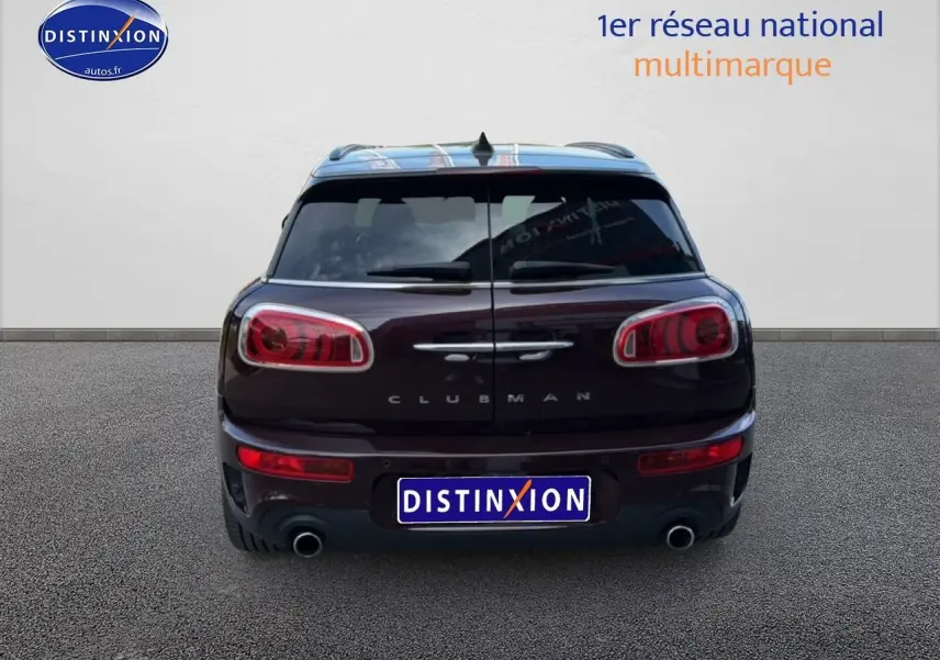 Vue arrière d'une MINI Clubman bordeaux avec double sortie d'échappement et portes battantes distinctives.
